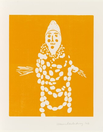 Holzdruck einer Person in Kostüm in Weiß auf orangegelbem Hintergrund