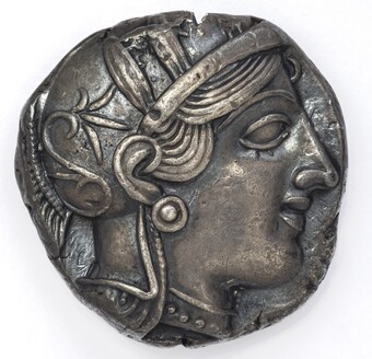Antike griechische Silbermünze mit Profilbild der Athena mit Helm