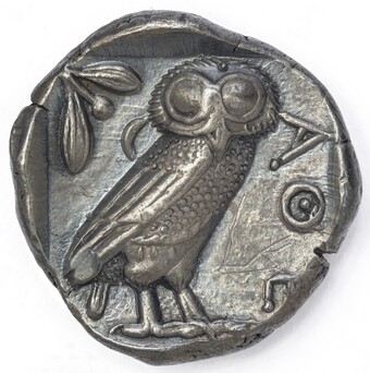Antike griechische Silbermünze mit Eule und Olivenzweig