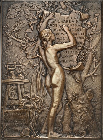 Bronzeplakette einer nackten weiblichen Figur mit erhobenen Armen, umgeben von floralen Ornamenten