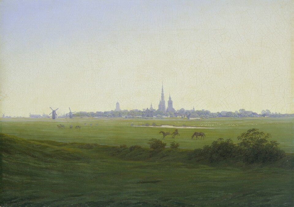 Flache Landschaft mit grünen Wiesen und einer Stadtsilhouette mit Kirchturm am Horizont