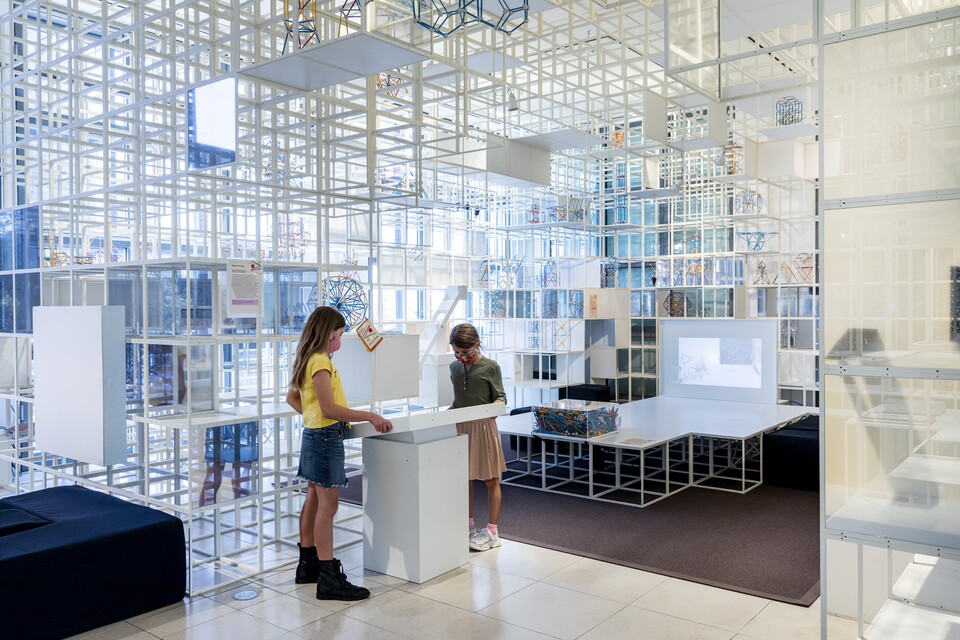 Kinder im Hamburger Kinderzimmer beim Spielen mit einem Kugellabyrinth, umgeben von der ortsspezifischen Rauminstallation von Olafur Eliasson (*1967) © Hamburger Kunsthalle, Foto: Fred Dott