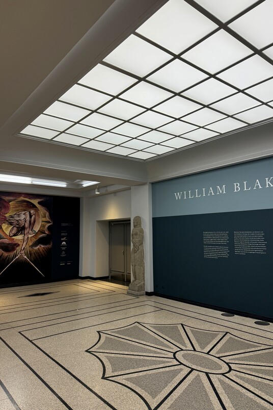 Eingang in die Ausstellung »William Blakes Universum«