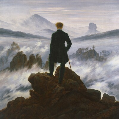 <Gemälde eines Mannes in dunklem Anzug, der auf Felsen über einem Nebelmeer mit Bergpanorama steht