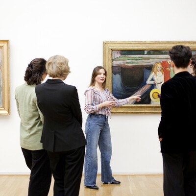 Museumsbesucher betrachten Kunstwerke an einer weißen Galeriewand